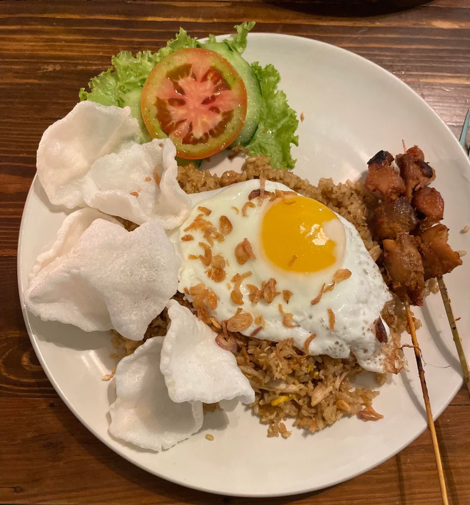 Mie Goreng avec des satays au poulet 